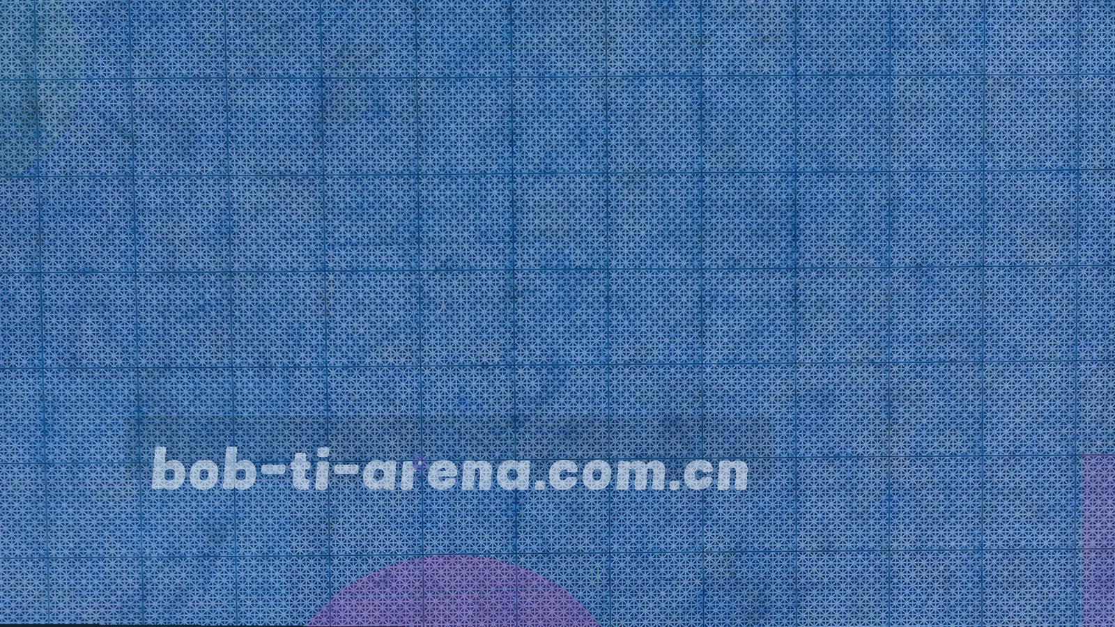 夜间场馆电子记分牌局部特写，数字发光，画面带颗粒感